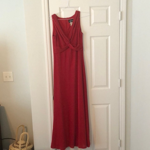 Red gown - Picture 1 of 3